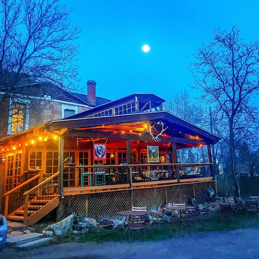 Cliff House Lodge And Hot Tub Cottages Морисън Екстериор снимка