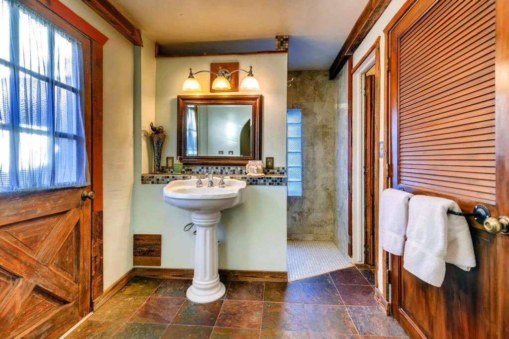 Cliff House Lodge And Hot Tub Cottages Морисън Екстериор снимка