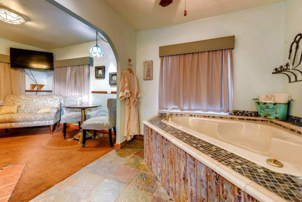 Cliff House Lodge And Hot Tub Cottages Морисън Екстериор снимка