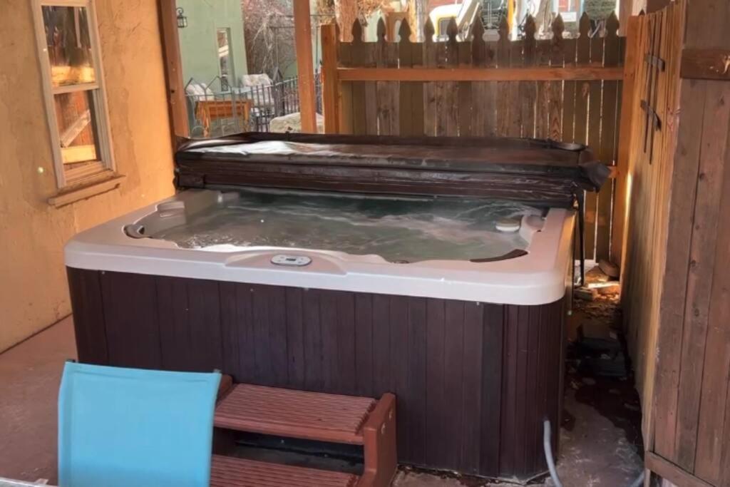 Cliff House Lodge And Hot Tub Cottages Морисън Екстериор снимка