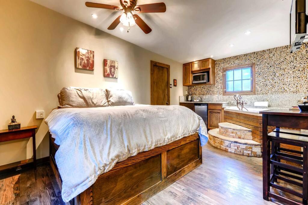 Cliff House Lodge And Hot Tub Cottages Морисън Екстериор снимка