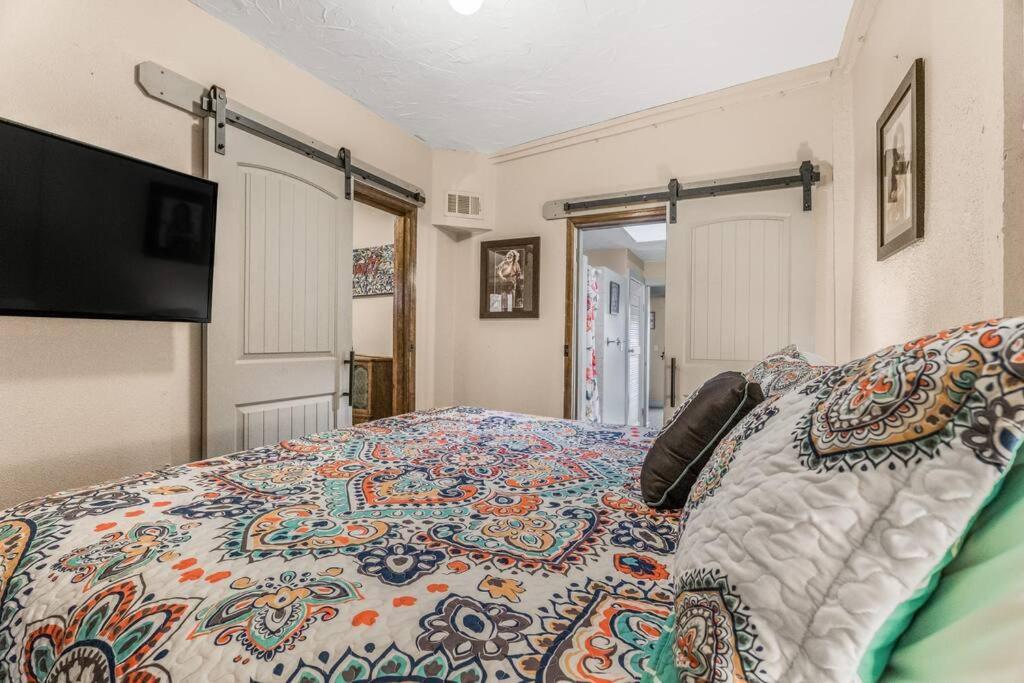Cliff House Lodge And Hot Tub Cottages Морисън Екстериор снимка