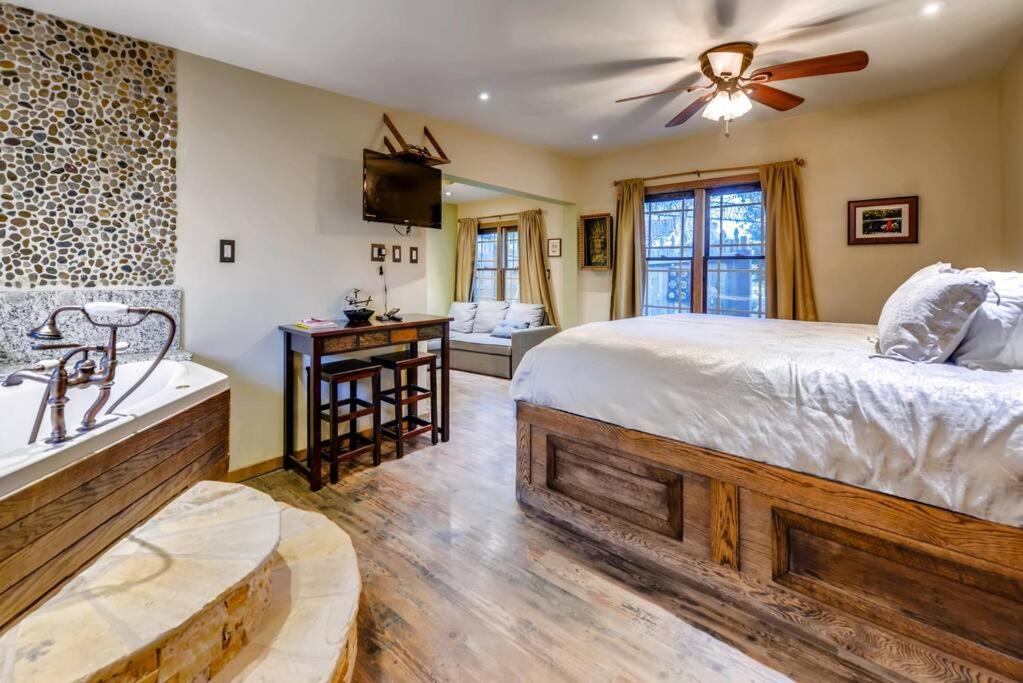 Cliff House Lodge And Hot Tub Cottages Морисън Екстериор снимка