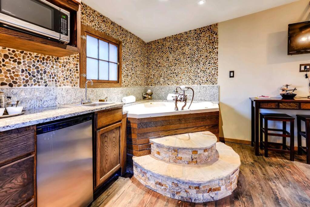 Cliff House Lodge And Hot Tub Cottages Морисън Екстериор снимка