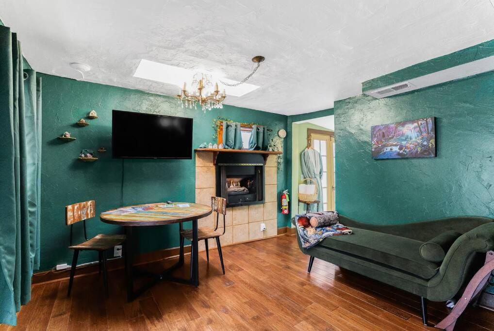 Cliff House Lodge And Hot Tub Cottages Морисън Екстериор снимка