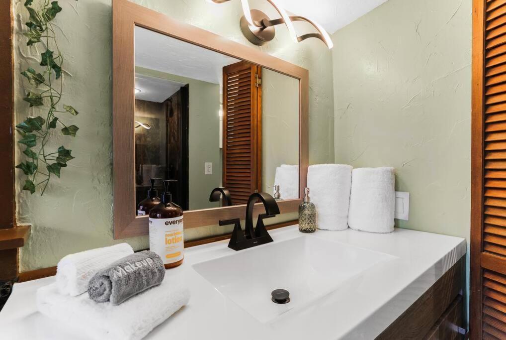Cliff House Lodge And Hot Tub Cottages Морисън Екстериор снимка