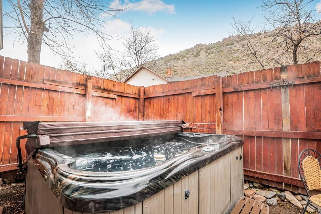 Cliff House Lodge And Hot Tub Cottages Морисън Екстериор снимка