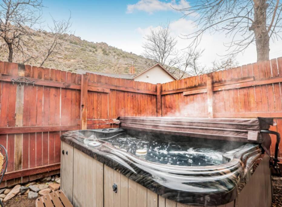 Cliff House Lodge And Hot Tub Cottages Морисън Екстериор снимка