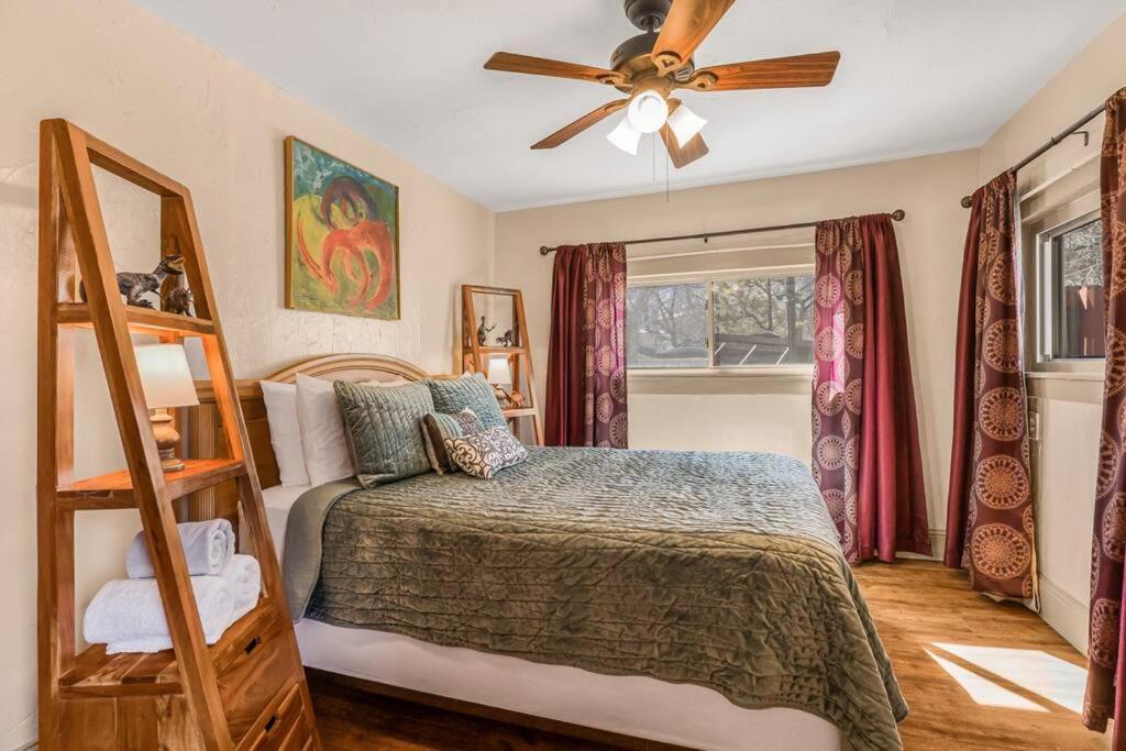 Cliff House Lodge And Hot Tub Cottages Морисън Екстериор снимка