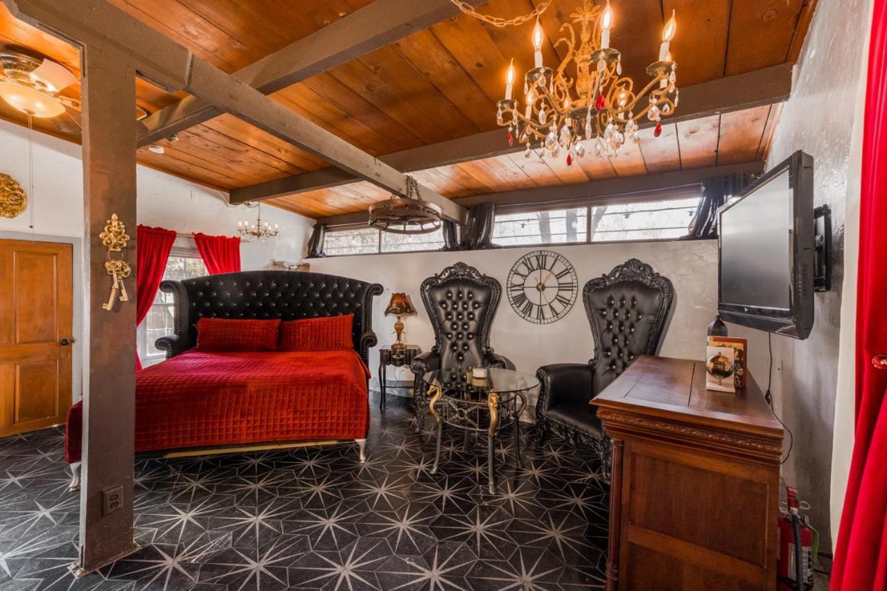 Cliff House Lodge And Hot Tub Cottages Морисън Екстериор снимка