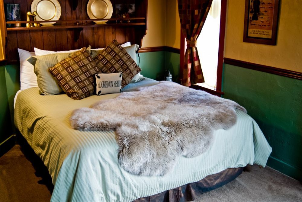 Cliff House Lodge And Hot Tub Cottages Морисън Екстериор снимка