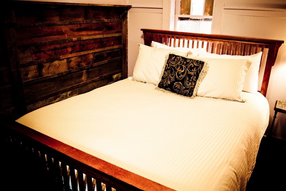 Cliff House Lodge And Hot Tub Cottages Морисън Екстериор снимка