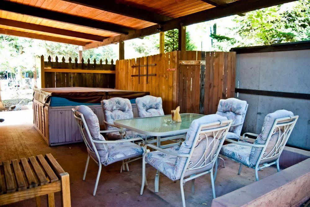Cliff House Lodge And Hot Tub Cottages Морисън Екстериор снимка